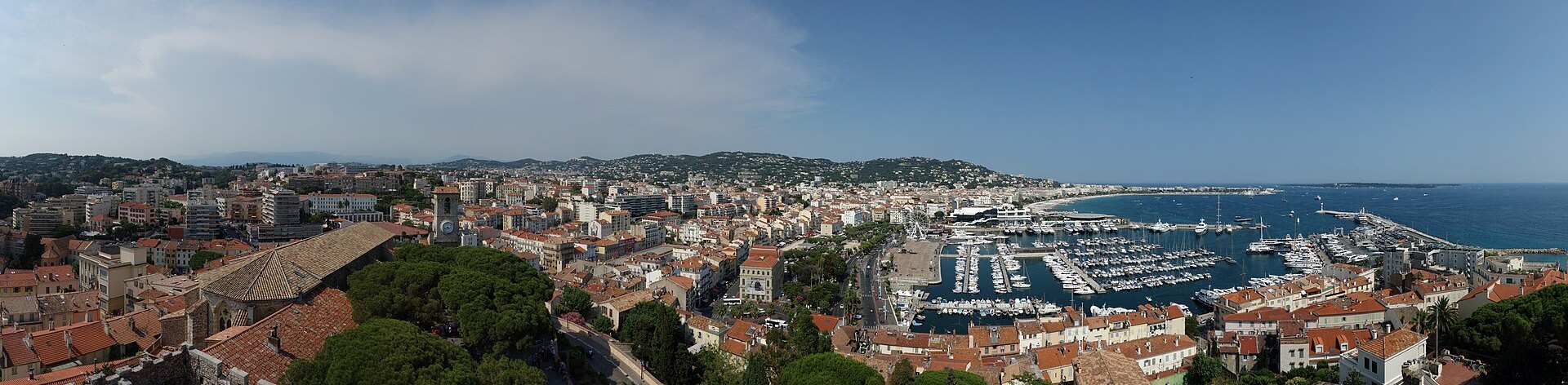 Vue panoramique de Cannes depuis la tour du Suquet : le Vieux-Port, le Palais des Festivals et la Croisette, photographiée en 2019
